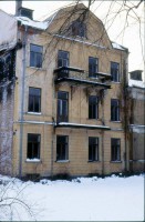 /album/gamla-linkopingsbilder/a1970-2-07-boningshus-pa-veiders-gard-taget-fran-jarnvagsp-jpg/